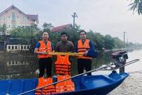 Tỉnh đoàn Hà Tĩnh trao tặng phao cứu sinh, thuyền hỗ trợ dân vùng lũ