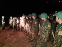 Cán bộ, Chiến sỹ, Đoàn viên thanh niên Biên Phòng cùng các lực lượng bao vây khống chế cháy rừng ở Hương Sơn