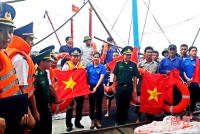 Nghi Xuân: Tặng cờ Tổ quốc và áo phao cho ngư dân Hà Tĩnh