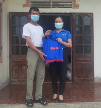Can Lộc: Thăm hỏi, động viên gia đình Đoàn viên là tình nguyện viên trong phòng chống dịch Covid-19 tại Lộc Hà