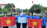 Can Lộc: Trao 2.000 lá cờ Tổ quốc xây dựng đường cờ thanh niên chào mừng ngày Quốc khánh 2/9