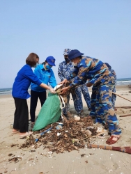 Tuổi trẻ Nghi Xuân phối hợp Bộ Tư lênh Cảnh sát biển vùng I ra quân vệ sinh môi trường biển