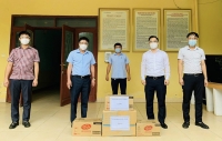 Tỉnh đoàn Hà Tĩnh trao tặng vật tư y tế cho các đơn vị phòng chống dịch.