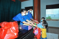 Tặng quà Tết Trung thu cho trẻ em dân tộc Chứt