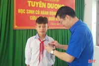 Trao huy hiệu “Tuổi trẻ dũng cảm” cho nam sinh dũng cảm cứu người đuối nước ở Hà Tĩnh