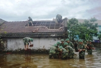 Đoàn thanh niên Bộ đội Biên phòng Hà Tĩnh giúp nhân dân khắc phục hậu quả mưa bão