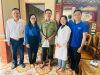 HUYỆN KỲ ANH: HÀNH TRÌNH THẦY THUỐC TRẺ LÀM THEO LỜI BÁC - KHÁM, TƯ VẤN SỨC KHOẺ, TẶNG QUÀ, CẤP PHÁT THUỐC MIỄN PHÍ CHO CÁC GIA ĐÌNH CỰU THANH NIÊN XUNG PHONG