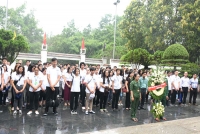 Thanh niên kiều bào đến dâng hương tại Khu di tích Ngã ba Đồng Lộc