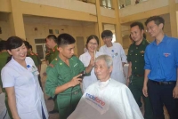 Xúc động hình ảnh chiến sỹ biên phòng, công an Hà Tĩnh cắt tóc miễn phí cho bệnh nhân