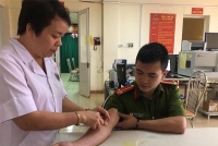 Đoàn viên thanh niên trực tiếp hiến máu sống cứu người
