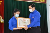 Tỉnh đoàn trao tặng bằng khen cho nữ sinh trường THPT Hương Khê vì hành động đẹp
