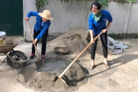 Hương Sơn: Hỗ trợ người dân xã Sơn Giang xây dựng hố xử lý rác thải