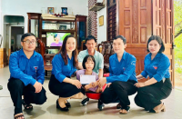 Đoàn Khối các cơ quan và doanh nghiệp tỉnh tặng quà cho trẻ em khuyết tật, thanh niên chậm tiến trên địa bàn.