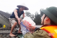 Đi xuồng máy mang hàng cứu trợ tới nóc nhà đồng bào "tâm lũ" Hương Khê