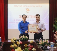 Tỉnh đoàn tặng bằng khen cho sinh viên Lào có hành động dũng cảm cứu người và trao tặng quà cho sinh viên Lào có hoàn cảnh khó khăn đang học tập tại Hà Tĩnh