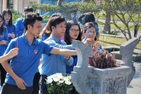Đoàn trường Đại học Hà Tĩnh tổ chức hành trình về với địa chỉ đỏ nhân kỷ niệm 90 năm ngày thành lập Đoàn TNCS Hồ Chí Minh