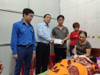 Thăm, tặng quà cho cựu sinh viên Trường Đại học Hà Tĩnh  mắc bệnh hiểm nghèo
