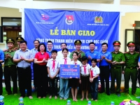 Đoàn Thanh niên Công an tỉnh trao tặng “Khu vui chơi, đọc sách” cho học sinh vùng khó khăn huyện Hương Khê