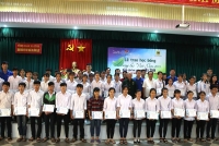 Trao 50 suất học bổng "Vì tương lai Việt Nam" cho học sinh  có hoàn cảnh khó khăn