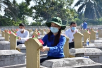 Tuổi trẻ Hà Tĩnh dâng gần 6000 đóa sen hồng trên phần mộ Liệt sỹ
