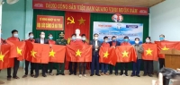 Tuổi trẻ Lộc Hà tổ chức chương trình “Trao tặng cờ Tổ quốc cho  ngư dân xã Thạch Kim ra khơi bám biển”