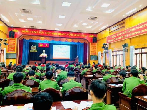 Đoàn viên thanh niên, cán bộ chiến sĩ đại diện phòng ban Công an tỉnh tham dự chương trình