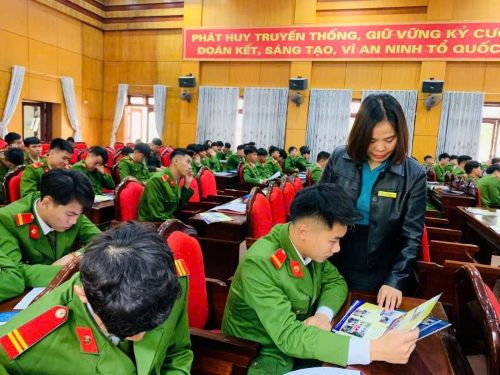 Trung tâm dịch vụ việc làm thanh niên Hà Tĩnh đã tư vấn, cung cấp thông tin thị trường lao động, nhu cầu tuyển dụng, cơ hội học nghề và việc làm