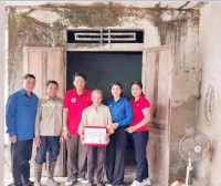 Tuổi trẻ Can Lộc tổ chức chỉnh trang nhà cửa, trao quà cho cựu TNXP