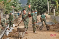 Hơn 100 chiến sỹ BCH Quân sự tỉnh giúp Sơn Giang làm nông thôn mới