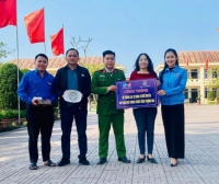 Loa truyền thanh thông minh trước cổng trường học