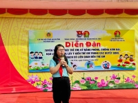 Cô Tổng phụ trách Đội phát biểu và nêu một số nội tại diễn đàn.