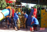 Công an, Huyện đoàn Hương Sơn giúp các trường học dọn dẹp vệ sinh sau lũ
