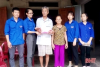 Đoàn viên thanh niên Thạch Hà bán ve chai gây quỹ nhân ái