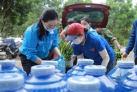 Giảng viên, sinh viên Đại học Hà Tĩnh về tận thôn thu gom thực phẩm hỗ trợ khu cách ly.