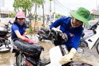 Đoàn phường Trần Phú rửa xe gây quỹ
