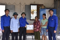 Tuổi trẻ Hà Tĩnh hỗ trợ nhân dân khắc phục hậu quả sau cơn bão số 5