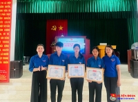 Những bạn học sinh đạt danh hiệu "học sinh 3 tốt” được tuyên dương tại buổi lễ.