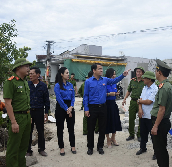 Bí thư Trung Ương Đoàn Ngô Văn Cương thăm, động viên các đội hình tình nguyện Hành quân xanh tỉnh Hà Tĩnh