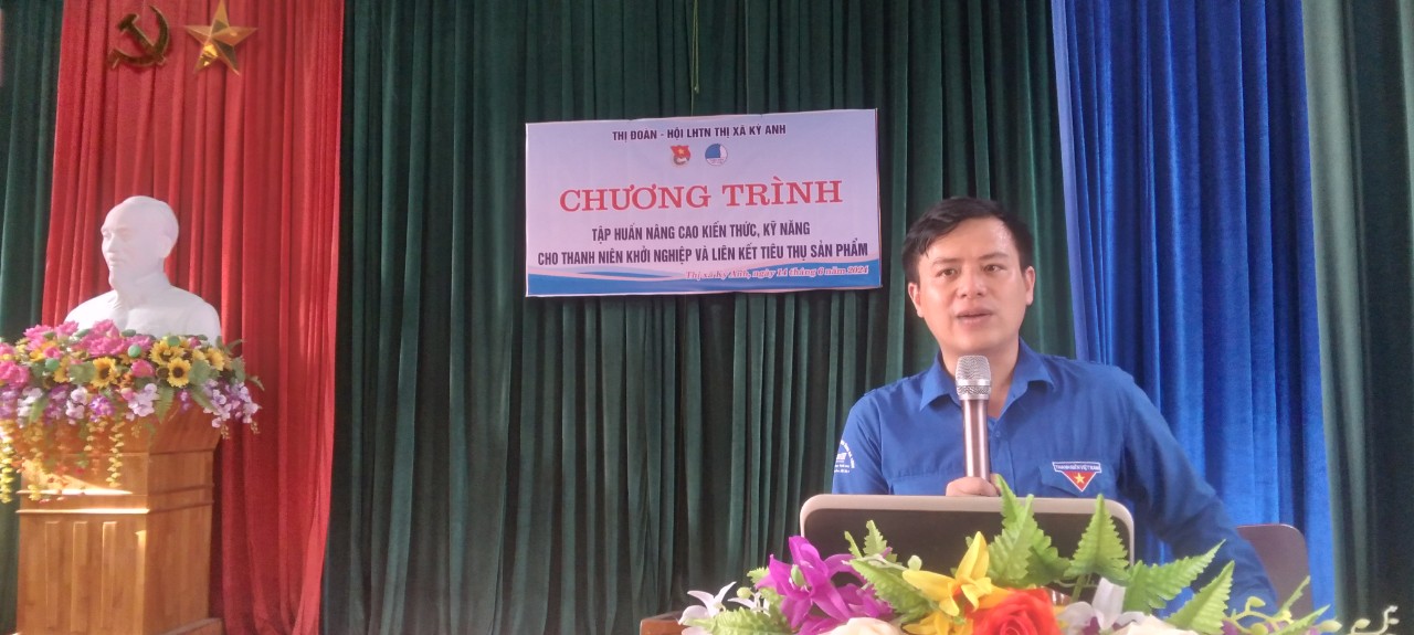 Đồng chí Trần Đức Cường - Phó Bí thư Thị đoàn trao đổi tại Chương trình